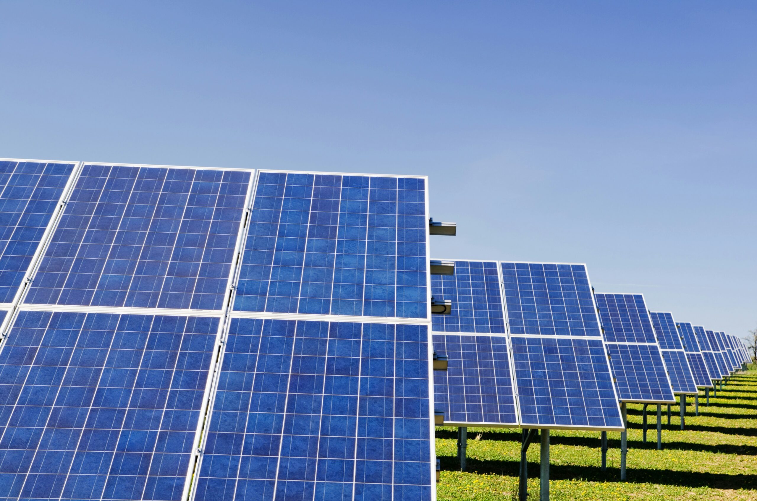 Subvencije za sončne elektrarne v Sloveniji (2025): Kaj morate vedeti